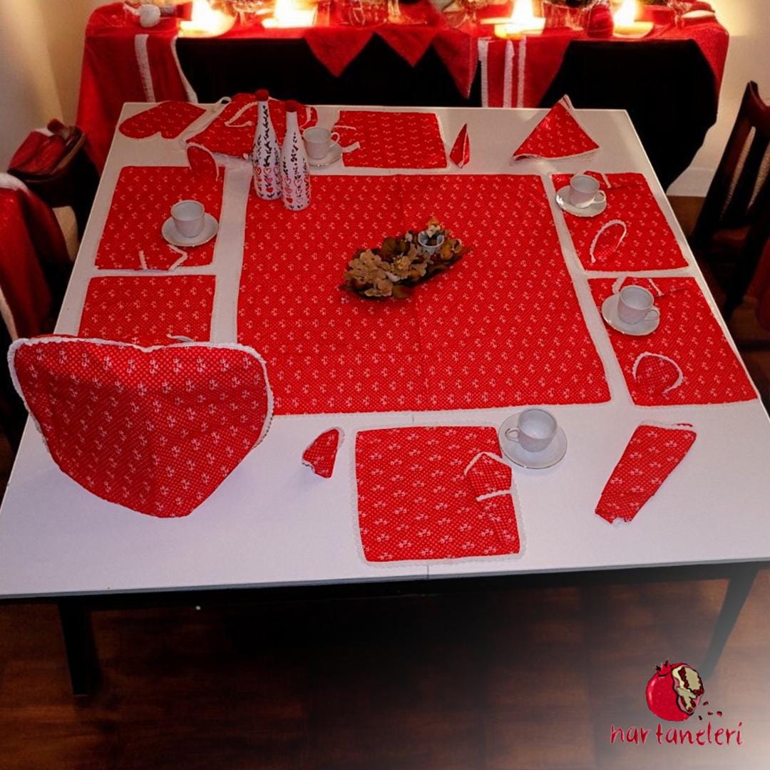 Red Patterned Table Decoration Set (28 Pieces)