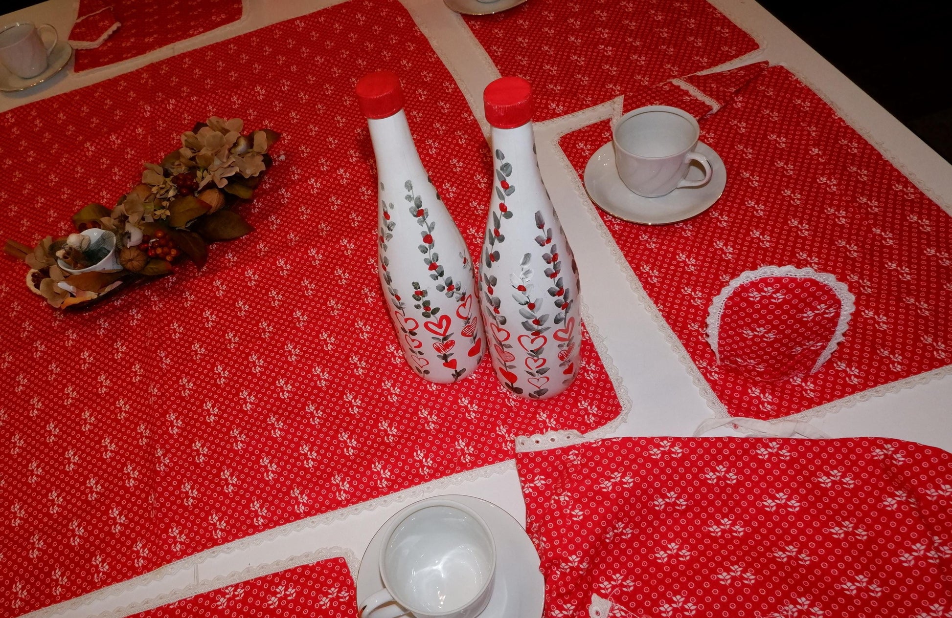 Red Patterned Table Decoration Set (28 Pieces)
