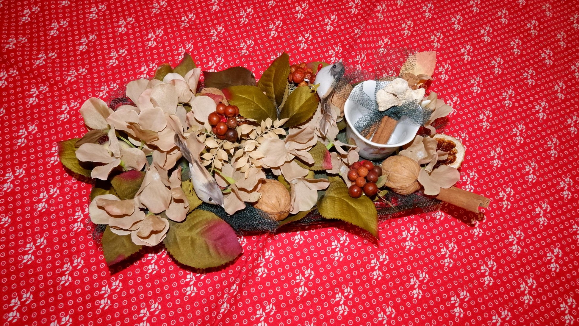 Red Patterned Table Decoration Set (28 Pieces)