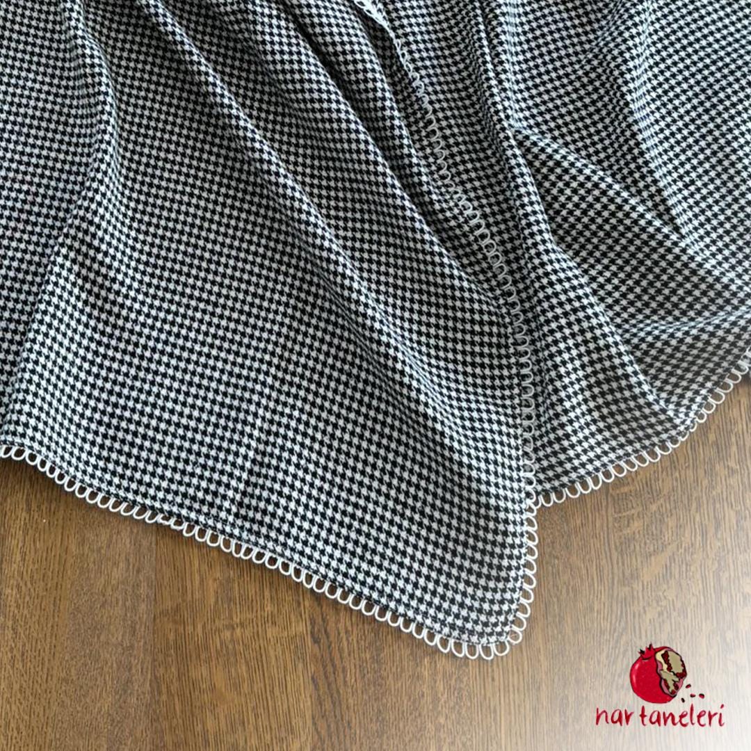 Houndstooth Pattern Shawl with Fisko Lace Edges