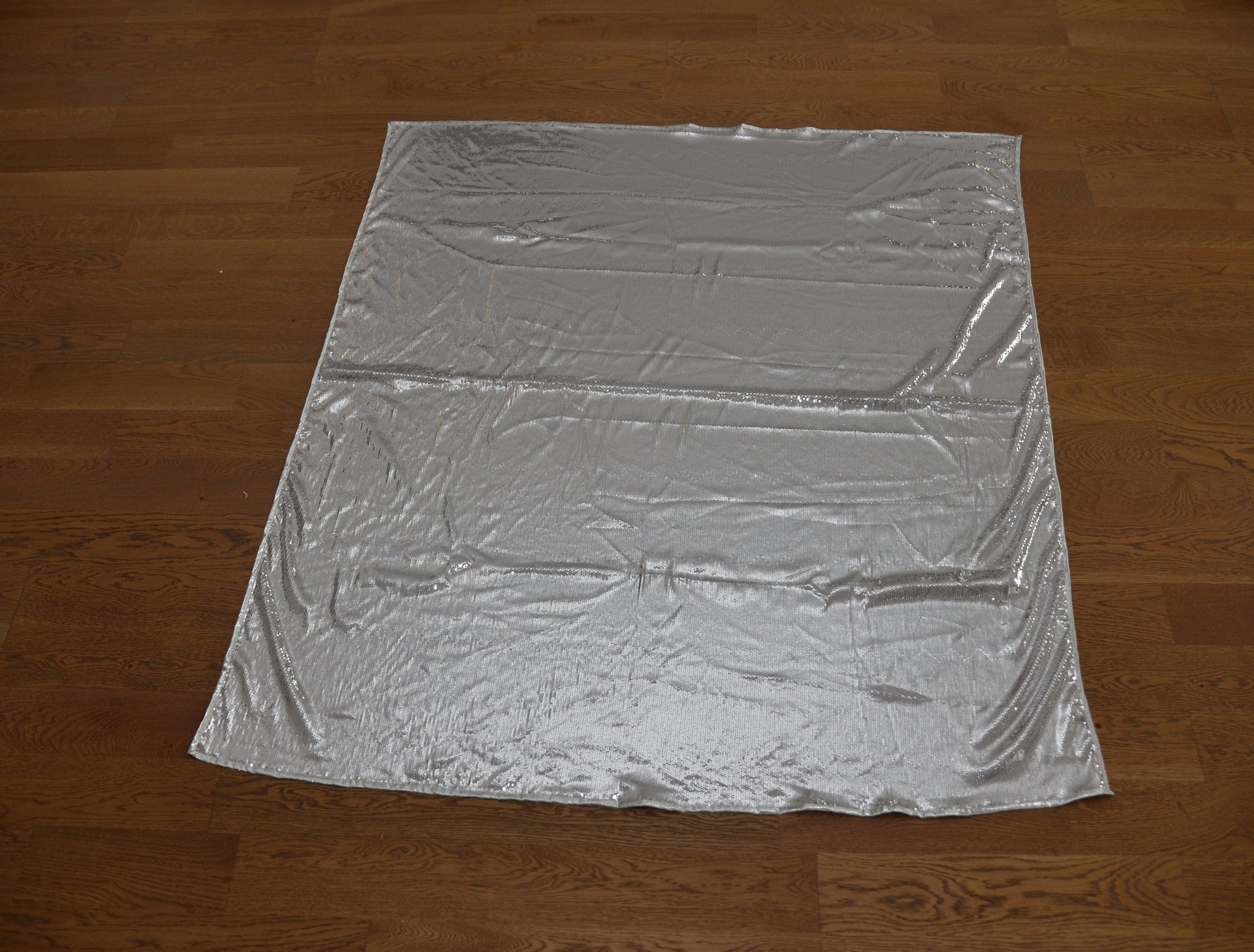 Glittery Tablecloth – 136x136 cm Shimmering Silver